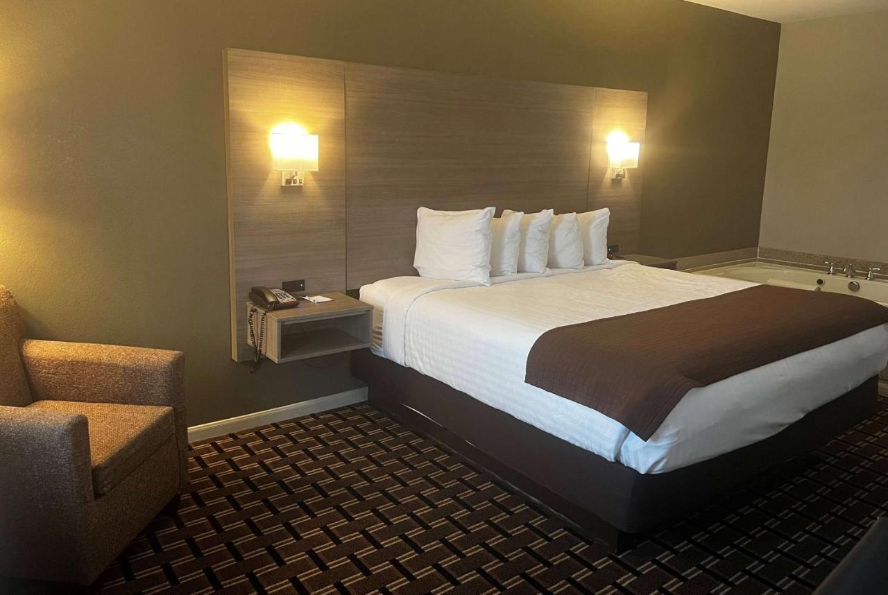 Baymont By Wyndham Columbus Hotel Екстериор снимка