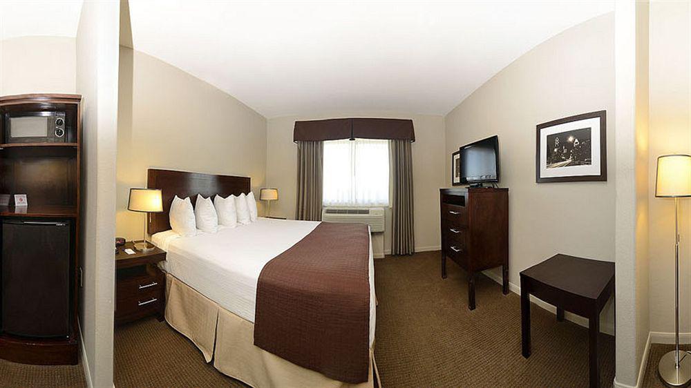 Baymont By Wyndham Columbus Hotel Екстериор снимка